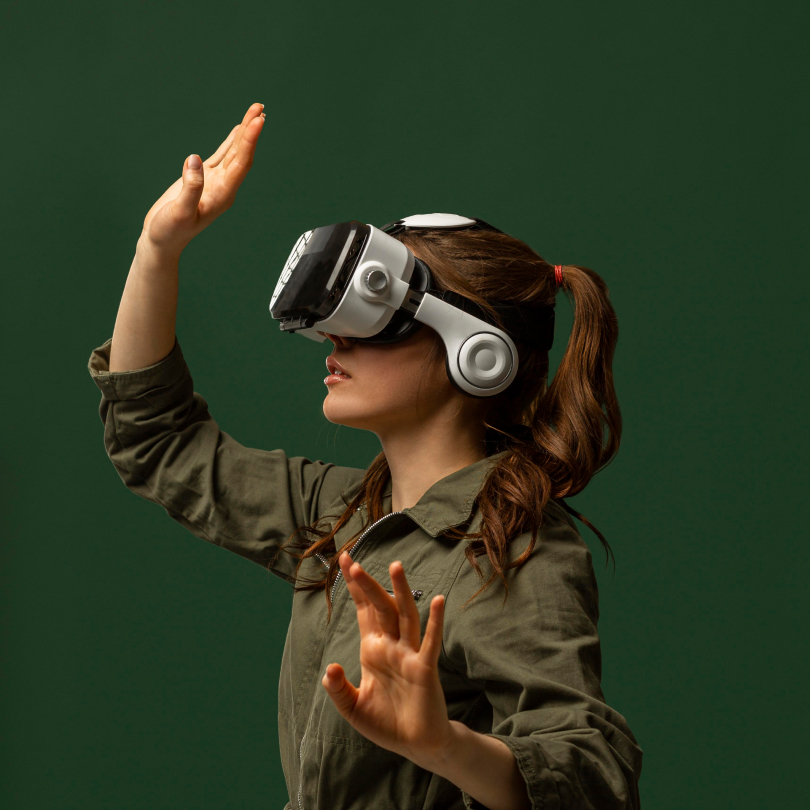 Entspannen Sie sich erwachsene Frau mit Virtual-Reality-Headset
