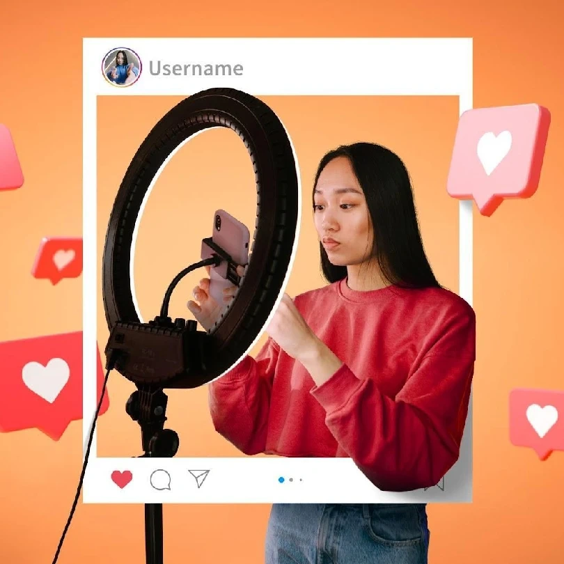 Ein Mädchen in rotem Shirt hält ihr Smartphone, an dem ein schwarzer Telefonhalter befestigt ist. Über ihr erscheint ein Instagram-Overlay mit Herz-Likes und Interaktionen.